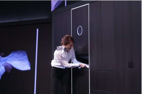 全球首款全自动衣物折叠机器人